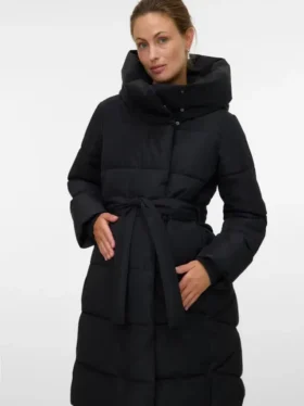 Capuche et poignets anti-vent pour empêcher le vent de s&rsquo;engouffrer dans le manteau
