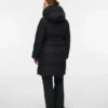 Capuche et poignets anti-vent pour empêcher le vent de s&rsquo;engouffrer dans le manteau