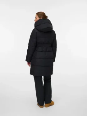Capuche et poignets anti-vent pour empêcher le vent de s&rsquo;engouffrer dans le manteau