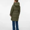 Capuche et poignets anti-vent pour empêcher le vent de s&rsquo;engouffrer dans le manteau