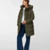 Capuche et poignets anti-vent pour empêcher le vent de s&rsquo;engouffrer dans le manteau