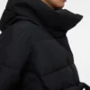 Capuche et poignets anti-vent pour empêcher le vent de s&rsquo;engouffrer dans le manteau