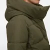 Capuche et poignets anti-vent pour empêcher le vent de s&rsquo;engouffrer dans le manteau
