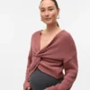 Coupe classique, col en V, poignets repliables, épaules tombantes, pull-over