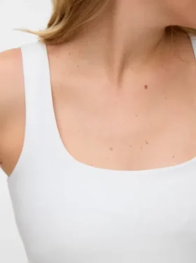 Haut à encolure carrée et coupe classique