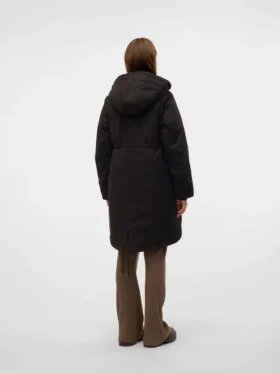 Manteau à capuche avec cordon de réglage