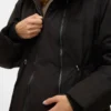 Manteau à capuche avec cordon de réglage