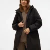 Manteau à capuche avec cordon de réglage