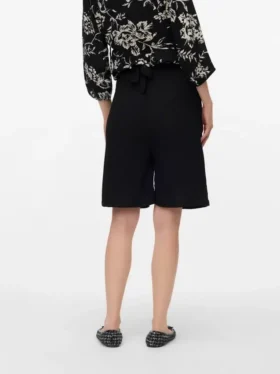 Short taille haute à coupe classique